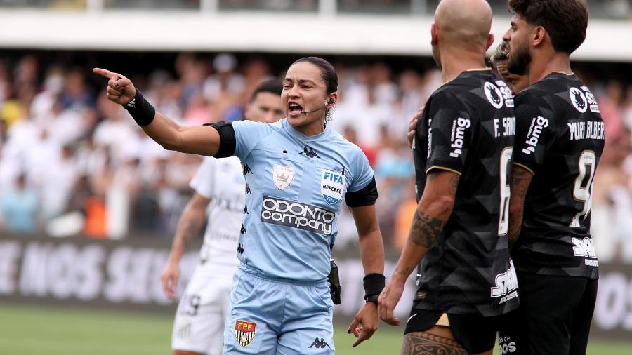 Jogadores do Corinthians reclamam com árbitra em jogo contra Santos - MAURÍCIO DE SOUZA/DIÁRIO DO LITORAL/ESTADÃO CONTEÚDO