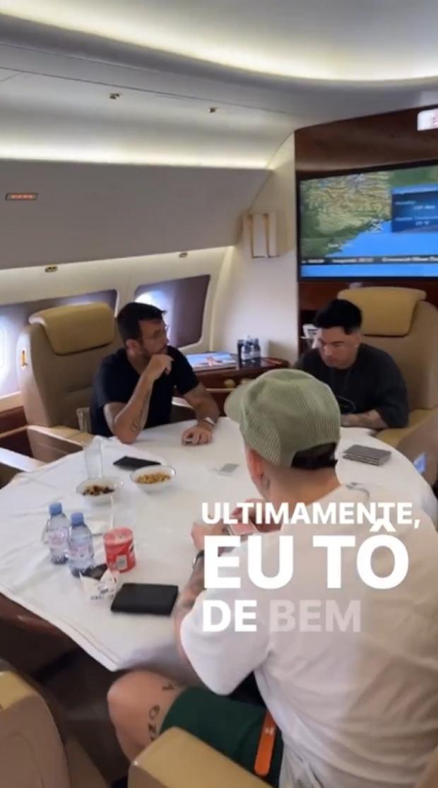 Avião de Neymar tem até mesa para jogo de pôquer