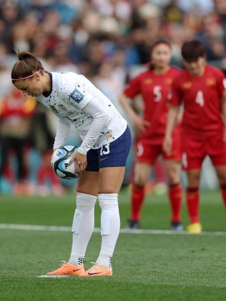 Alex Morgan, dos EUA, se prepara para bater pênalti contra o Vietnã na Copa feminina