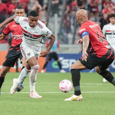 Nathan Mendes, do São Paulo, é cercado por jogadores do Athletico durante jogo do Campeonato Brasileiro - Robson Mafra/AGIF