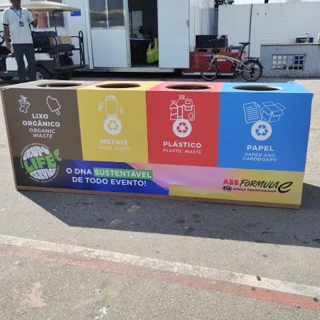 Cestos de lixo divididos pela coleta seletiva no Sambódromo do Anhembi durante a passagem da Fórmula E pelo Brasil