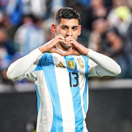 Cristian Romero comemorando o gol da Argentina contra El Salvador