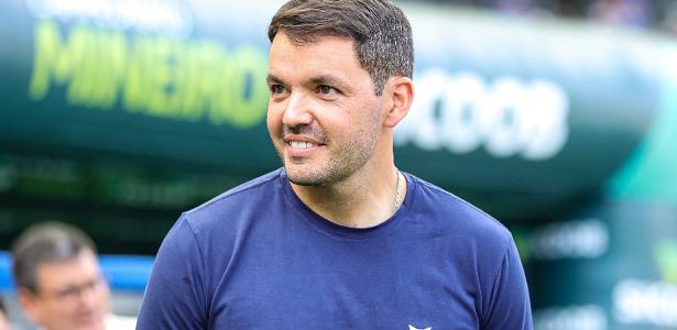 Prefeitura utiliza imagem de ex-técnico do Cruzeiro em anúncio de emprego.