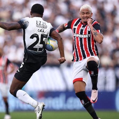 Cacá e Luciano disputam a bola em Corinthians x São Paulo