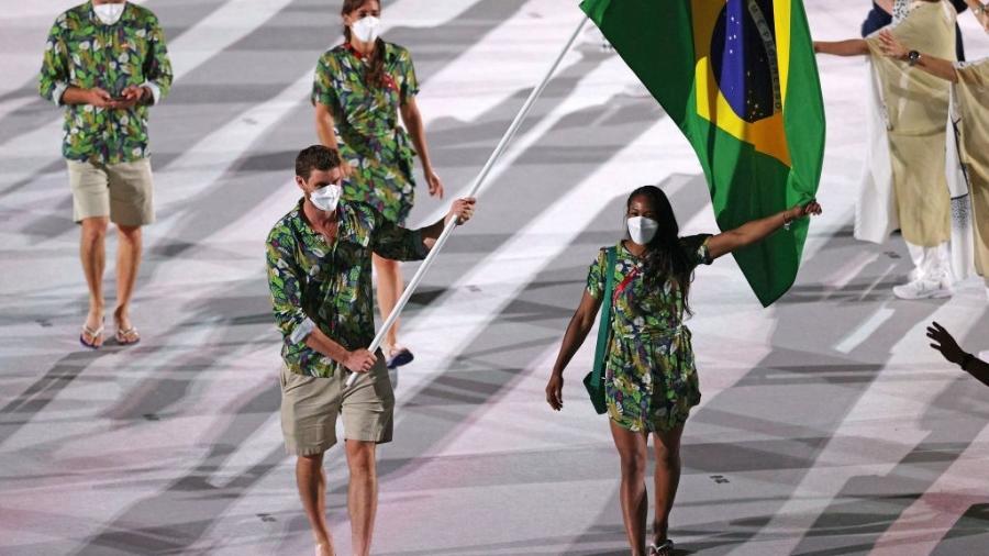 Os porta-bandeiras Ketleyn Quadros e Bruno Mossa Rezende da equipe do Brasil lideraram a delegação brasileira durante a Cerimônia de Abertura dos Jogos Olímpicos de Tóquio 2020 no Estádio Olímpico no Japão.