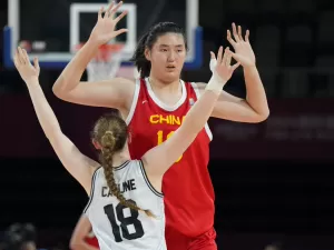 Gigante chinesa: jogadora de 2,26 m que viralizou tem apenas 17 anos
