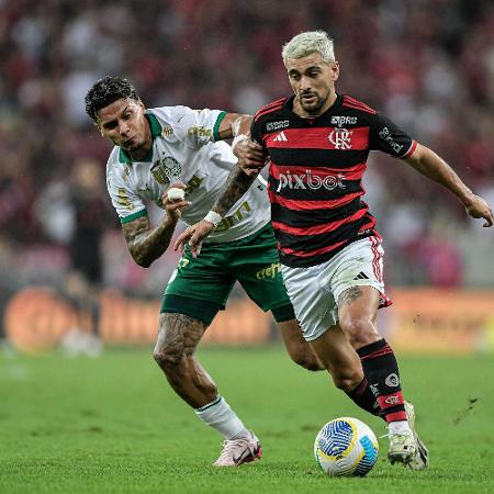 Richard Rios e Arrascaeta em Flamengo x Palmeiras pela Copa do Brasil