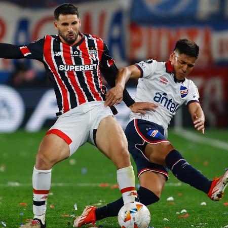 Calleri, do São Paulo, e Lozano, do Nacional-URU, disputam a bola em jogo da Libertadores