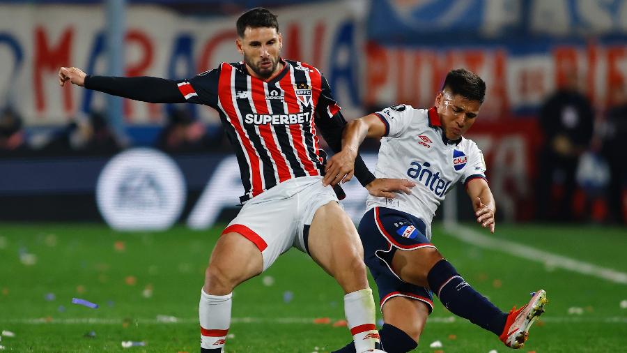 Calleri, do São Paulo, e Lozano, do Nacional-URU, disputam a bola em jogo da Libertadores