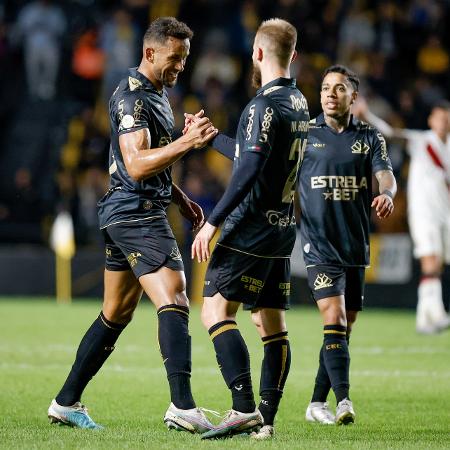 Rodrigo comemora gol em Criciúma x Atlético-GO, confronto do Campeonato Brasileiro