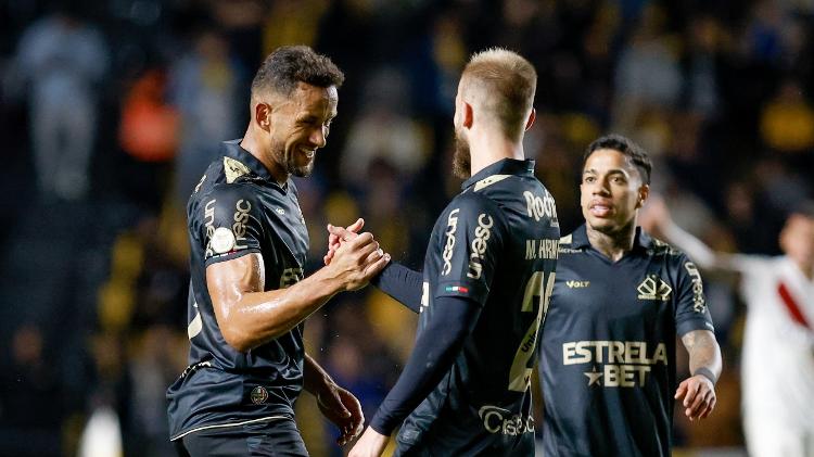 Rodrigo comemora gol em Criciúma x Atlético-GO, confronto do Campeonato Brasileiro