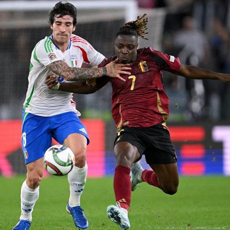Tonali e Doku disputam a bola durante jogo entre Itália e Bélgica pela Liga das Nações Tonali e Doku disputam a bola durante jogo entre Itália e Bélgica pela Liga das Nações