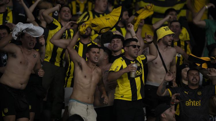 Torcedores do Peñarol no Nilton Santos antes de jogo contra o Botafogo pela Libertadores