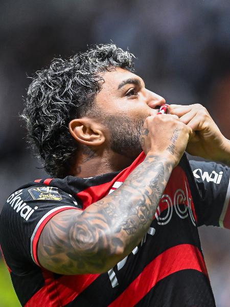 Gabigol beija escudo do Flamengo após conquista do título da Copa do Brasil sobre o Atlético-MG