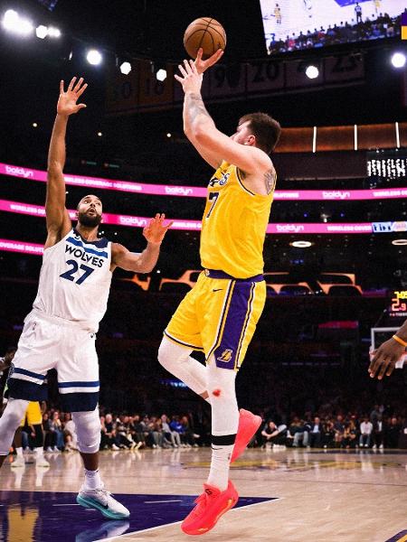Luka Doncic anotou duplo-duplo em vitória do Lakers nos playoffs da NBA Luka Doncic anotou duplo-duplo em vitória do Lakers nos playoffs da NBA
