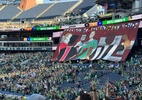 Mensagens políticas da torcida de Seattle marcam jogo contra o Botafogo