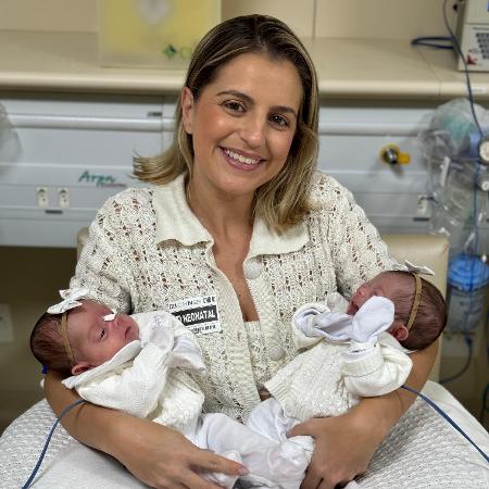 Monique Danello com as filhas gêmeas na UTI Neonatal Monique Danello com as filhas gêmeas na UTI Neonatal