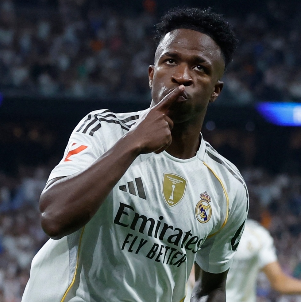 Vini marca dois, deixa dedicatória e Real vence para reassumir