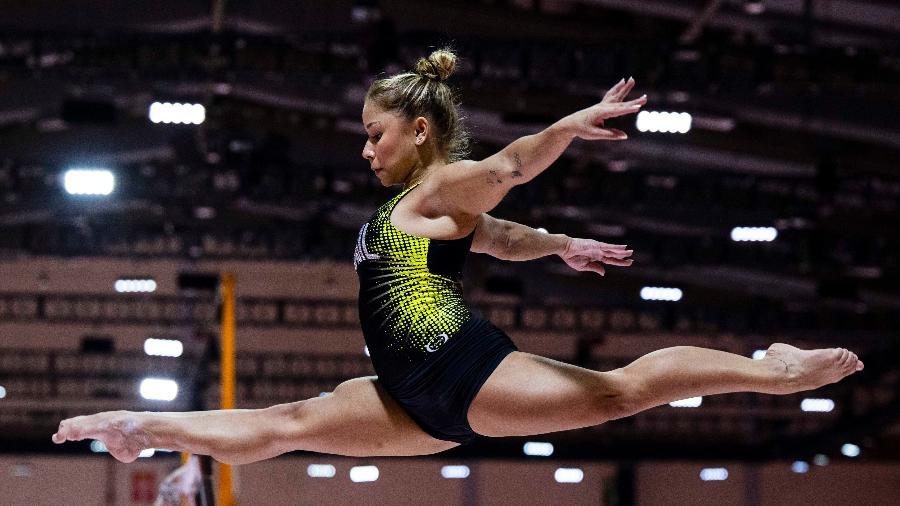 Flávia Saraiva em treino com a seleção de ginástica artística em Jacarta, na Indonésia