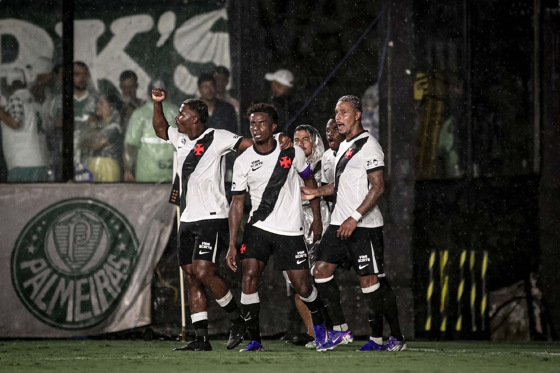 Jogadores do Vasco celebram gol sobre o Palmeiras, em duelo no Brasileirão - undefined