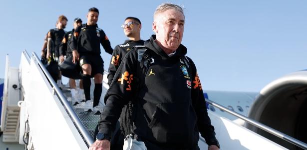 Seleção brasileira chega a Cleveland e atende torcedores na porta do hotel