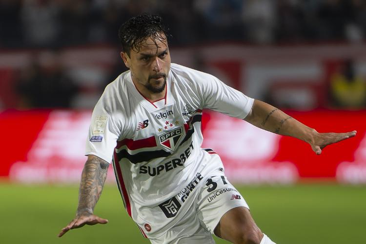 Artur celebra gol marcado sobre o Athletico-PR de falta, pelo Brasileirão