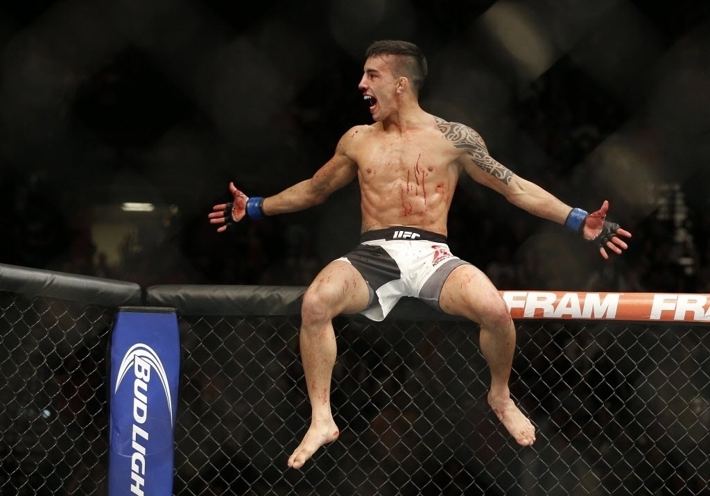 Thomas Almeida comemora após vencer Brad Pickett por nocaute, na primeira luta do card principal do UFC 189, neste sábado (11) - John Locher/AP Photo