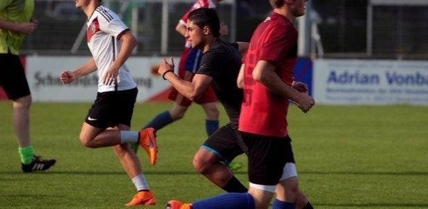 Mohammed Jaddou (centro) treina em time da quinta divisão da Alemanha - Reprodução/Twitter