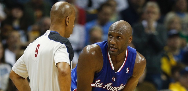 Lamar Odon conversa com o árbitro em partida dos Clippers - Joe Robbins/Getty Images