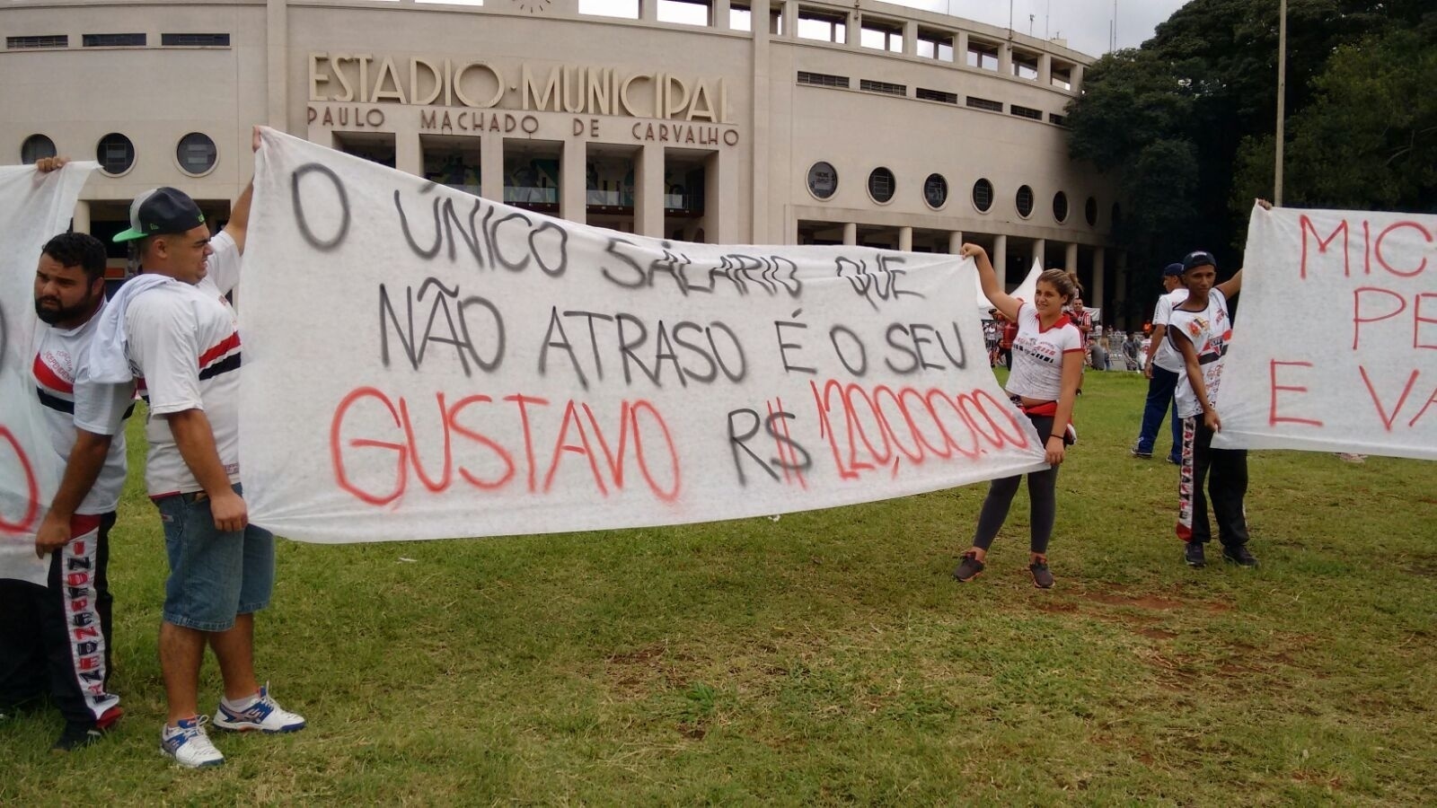 Torcedores do São Paulo protestam contra jogadores e direção do clube antes de partida pelo Campeonato Paulista no Pacaembu - Vanderlei Lima/UOL