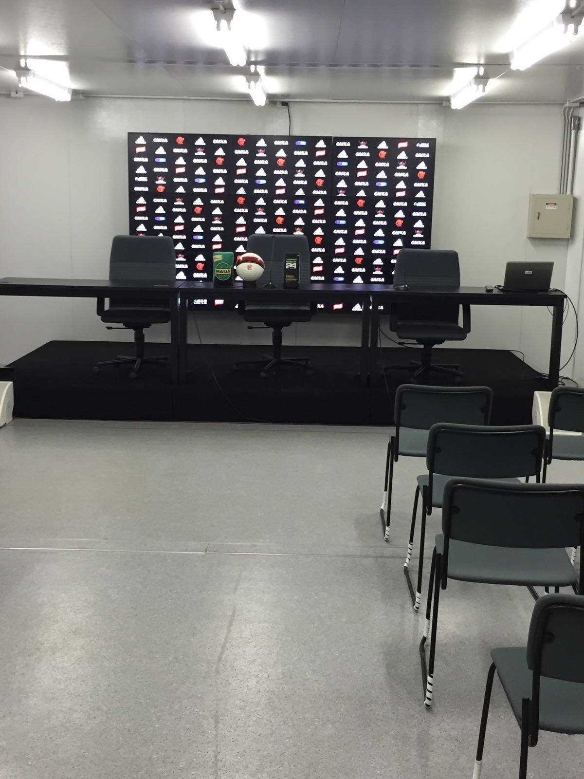 A nova sala de imprensa tem mais espaço e conta com um backdrop digital - Divulgação/Flamengo