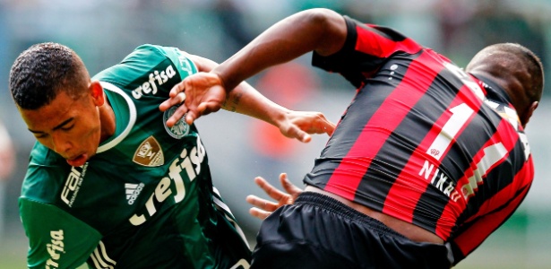 Gabriel Jesus disputa bola com Nikão na partida entre Palmeiras e Atlético-PR pelo Campeonato Brasileiro - Ernesto Rodrigues/Folhapress - Ernesto Rodrigues/Folhapress