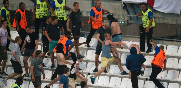 Torcedores de Rússia e Inglaterra brigaram após jogo em Marselha - REUTERS/Robert Pratta
