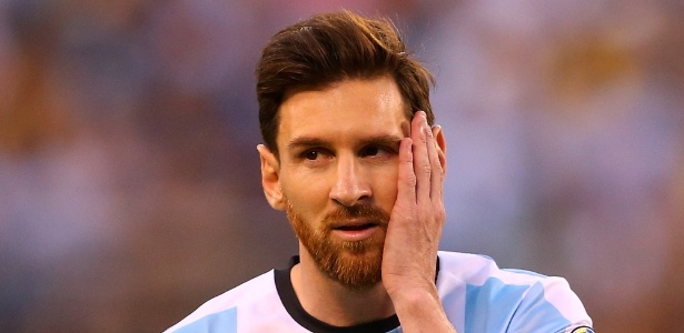 Lionel Messi se lamenta durante a final da Copa América - Mike Stobe/AFP