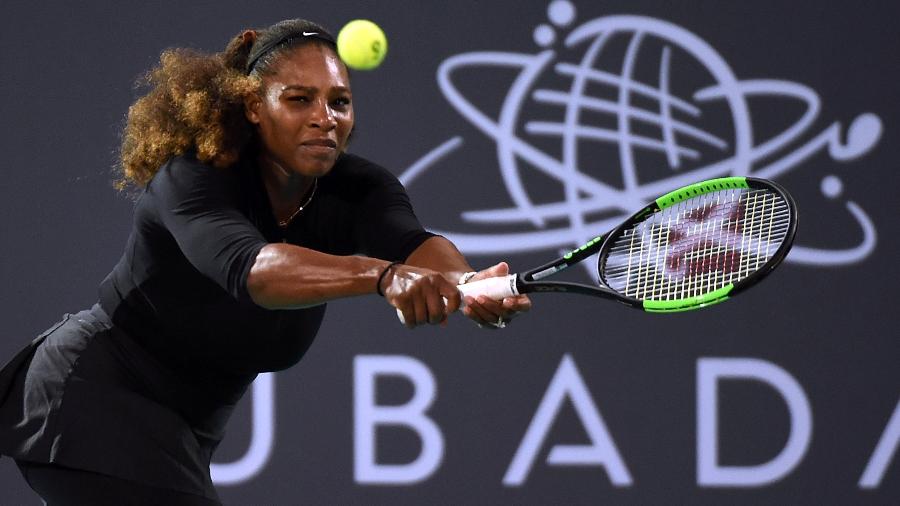 Serena Williams foi derrotada em partida de exibição no final de dezembro - Tom Dulat/Getty Images