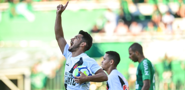 Andrés Rios comemora gol de empate do Vasco contra a Chapecoense, no domingo - Ricardo Luis Artifon/AGIF