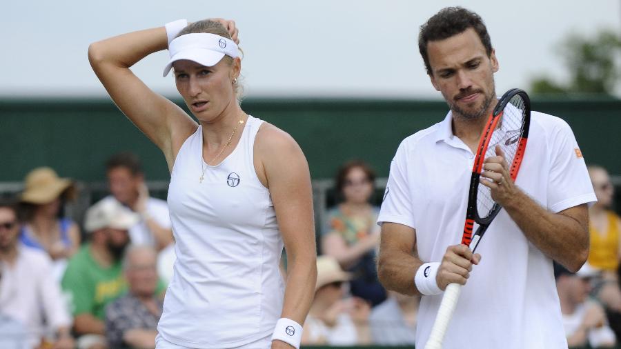 Bruno Soares e Ekaterina Makarova em ação em Wimbledon - Stephen Chung/Xinhua