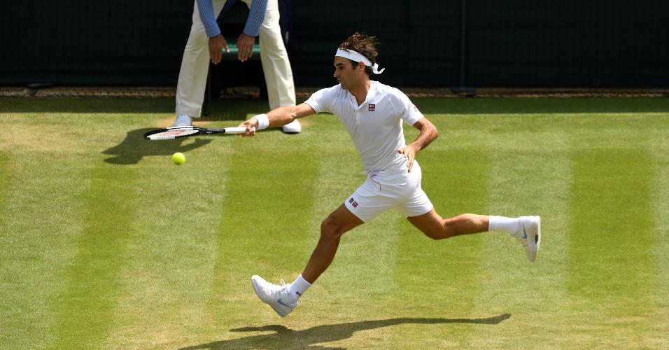 Roger Federer em ação em Wimbledon nesta quarta-feira