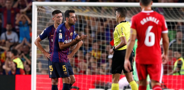 Para Busquets, expulsão de Lenglet foi decisiva para o empate entre Barcelona e Girona - Albert Gea/Reuters