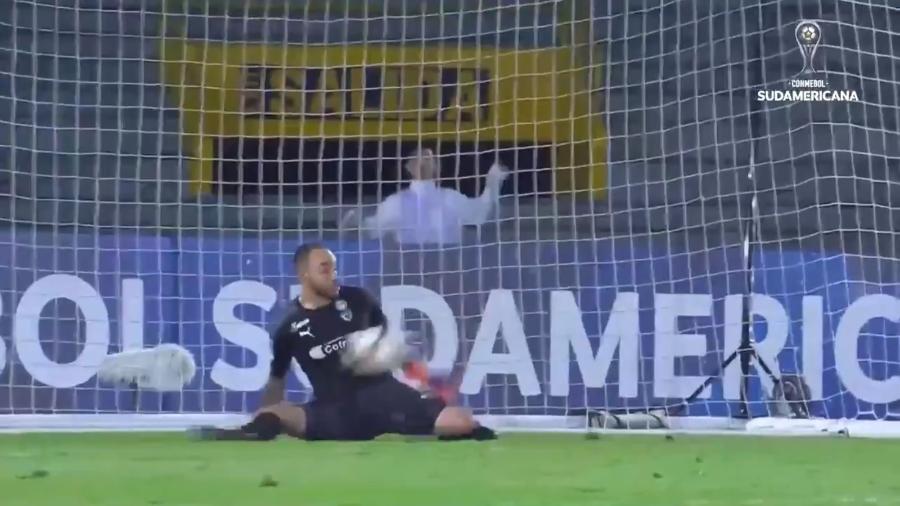 Diego Novoa defende cavadinha de Bendrix Parra na partida La Equipar x Independiente (PAR) pela Copa Sul-Americana - Reprodução