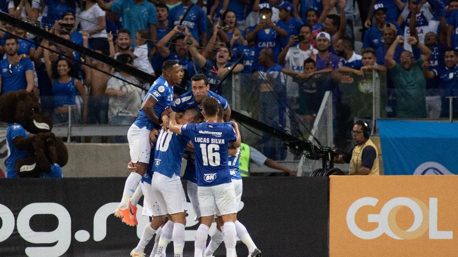 Jogadores do Cruzeiro comemoram gol de Rodriguinho contra o Goiás - Marcelo Alvarenga/AGIF