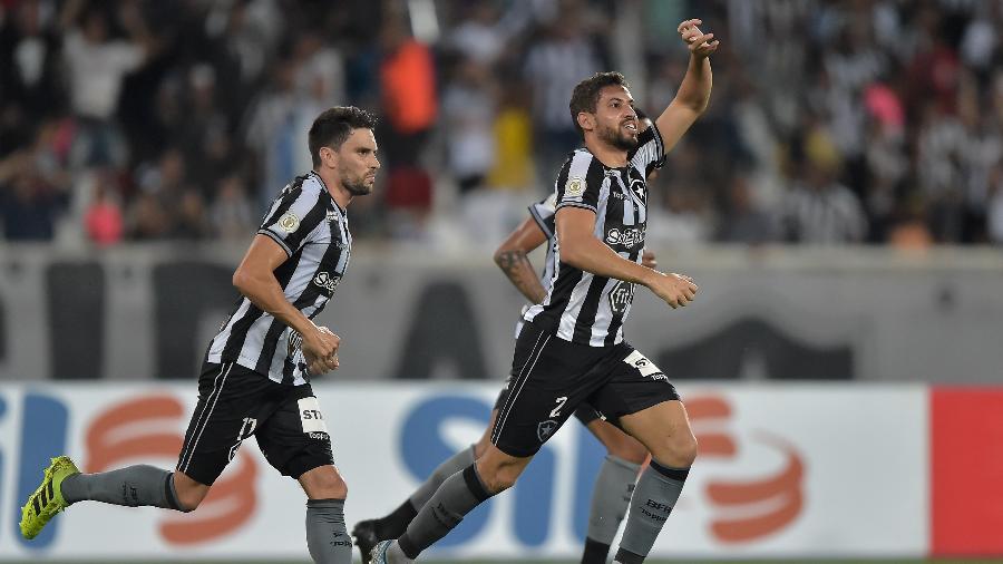 Gabriel comemora gol do Botafogo contra o Goiás - Thiago Ribeiro/AGIF