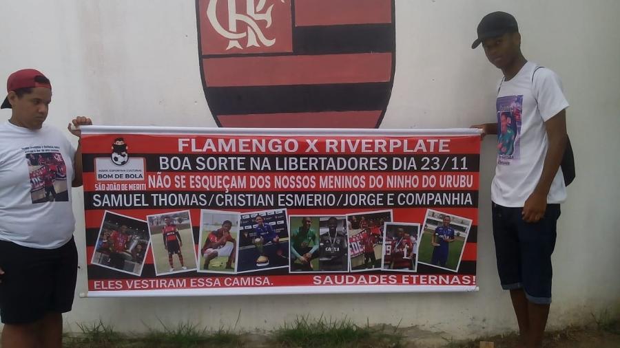 Familiares de Samuel Thomas fizeram um protesto em frente ao Ninho do Urubu, CT do Flamengo - Arquivo Pessoal