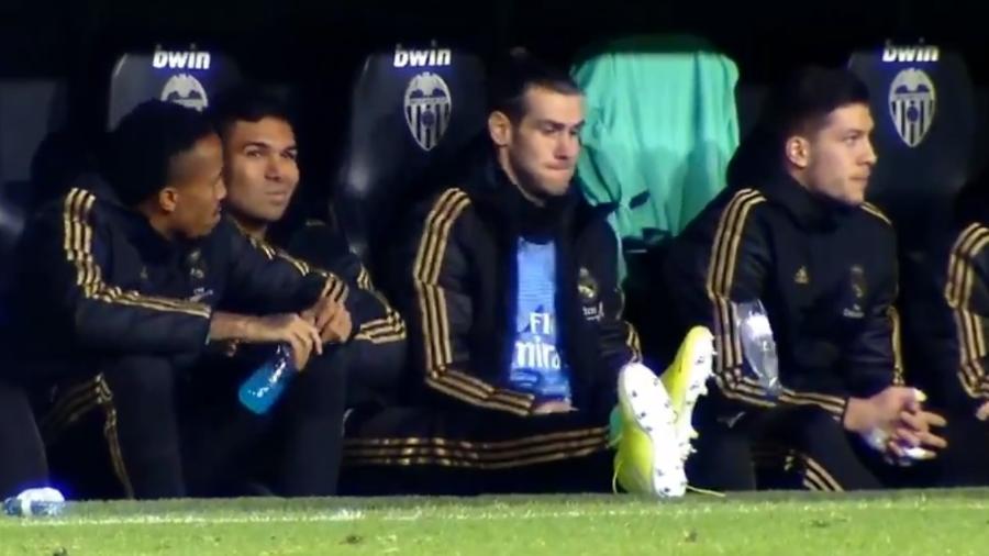 Gareth Bale ficou brincando por quase 1 minuto com a garrafa enquanto o Real Madrid jogava contra o Valencia - Reprodução/Twitter