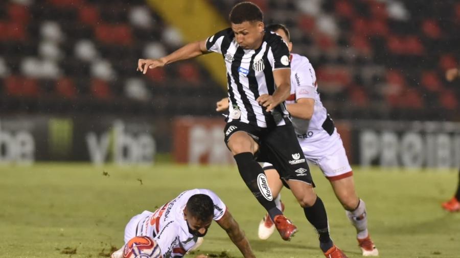 Felippe Cardoso parte com a bola na derrota do Santos para o Botafogo-SP - Ivan Storti/Santos FC