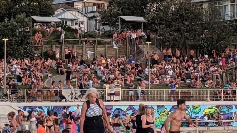 Australianos aproveitam dia de praia em Bondi (Sydney) mesmo em tempos de recomendação de resguardo social em razão do coronavírus - Reprodução/Twitter