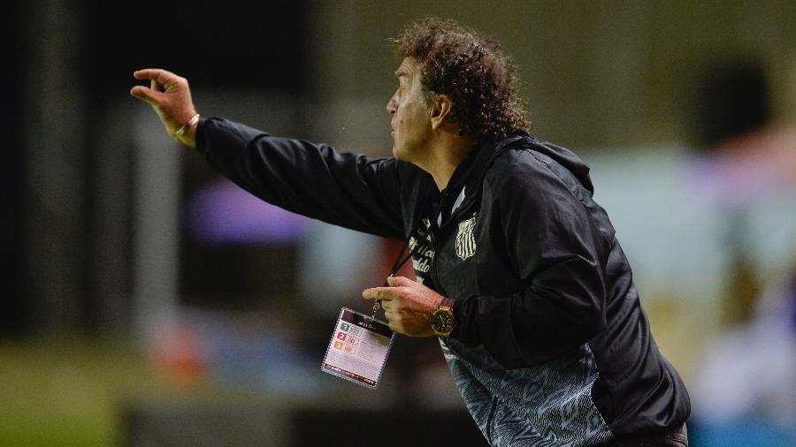 Cuca comanda o Santos durante jogo contra o Delfín pela Copa Libertadores - Rodrigo BUENDIA / AFP