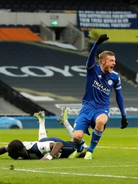 Jamie Vardy comemora gol para o Leicester diante do Tottenham pelo Campeonato Inglês - Frank Augstein - Pool/Getty Images