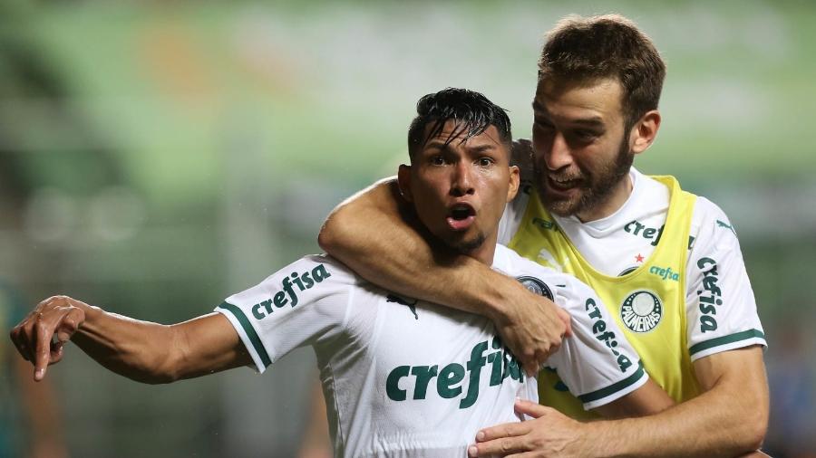 Rony é abraçado por Alan Empereur após fazer o segundo gol do Palmeiras contra o América-MG - Cesar Greco