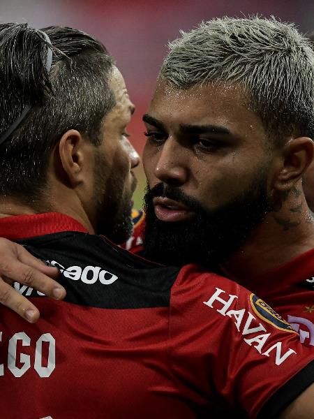 Gabigol celebra com Diego e Bruno Henrique gol marcado pelo Flamengo diante do Fluminense - Thiago Ribeiro/AGIF